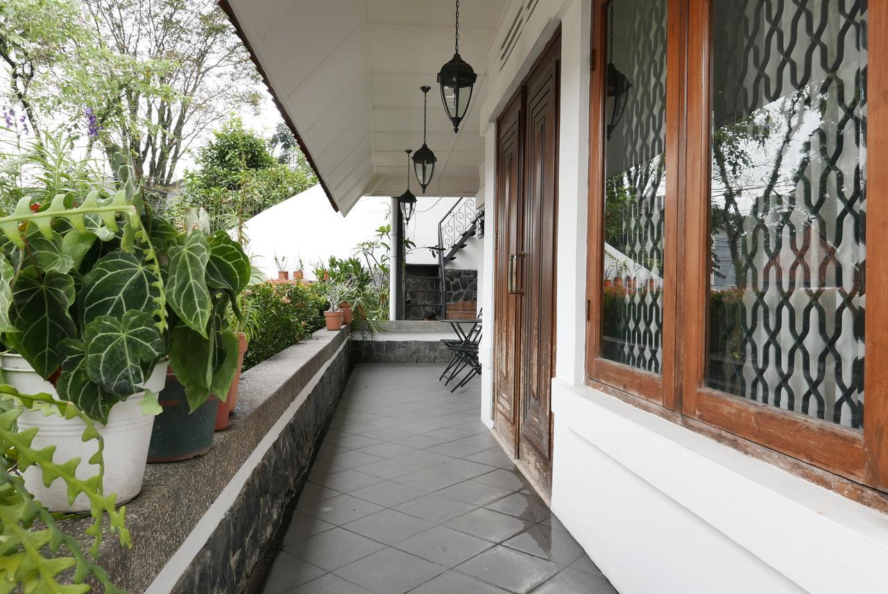 Ciwulan 36 Guest House Bandung Exterior photo
